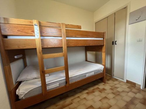 Posteľ alebo postele v izbe v ubytovaní Appartement cosy avec piscine, tennis et parking privé - Cap d'Agde - FR-1-249-384