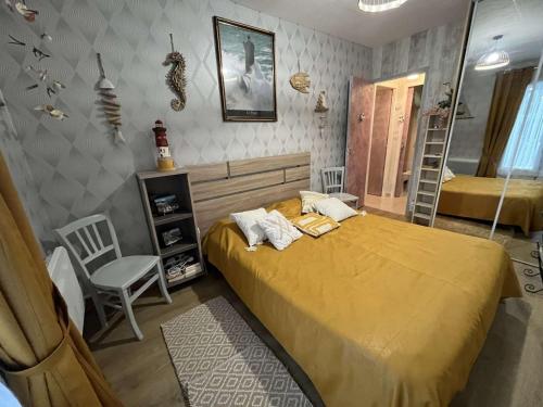 - une chambre avec un grand lit et une échelle dans l'établissement Appartement RDC avec Véranda et Terrasse, Proche Plage et Commerces, Parking Privatif - FR-1-324A-50, à Saint-Hilaire-de-Riez