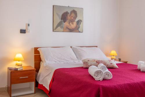 a bedroom with a bed with two towels on it at Lucrezia - Relax, Piscina, Barbeque e Wi-Fi in Nardò