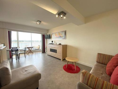 un salon avec un canapé et une table dans l'établissement Appartement 3* à Trégastel avec WIFI, parking, animal admis - FR-1-368-441, à Trégastel