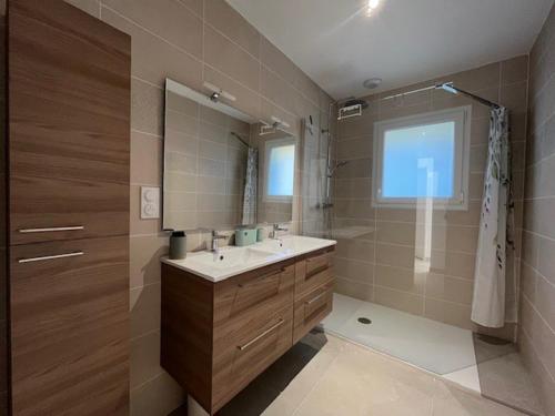 Ένα μπάνιο στο Maison avec piscine et Sauna
