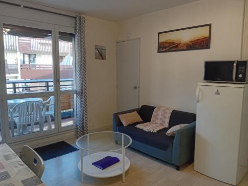 - un salon avec un canapé et un réfrigérateur dans l'établissement Appartement fonctionnel à Seignosse Plages, parking gratuit - FR-1-239-1096, à Seignosse
