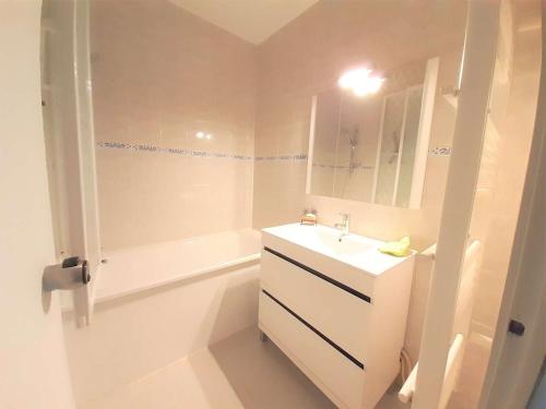 une salle de bain blanche avec un lavabo et une baignoire dans l'établissement Studio cosy 4 pers, balcon, ski, parking - Saint-Lary-Soulan - FR-1-457-368, à Saint-Lary-Soulan