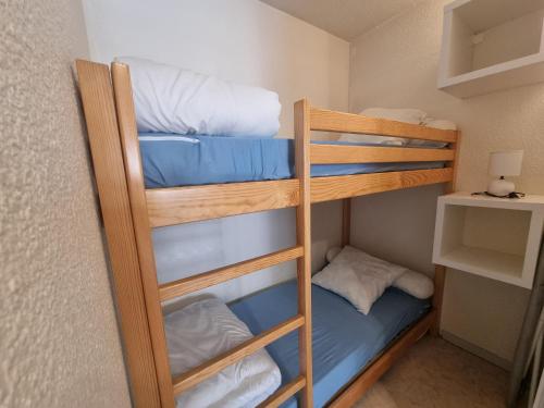 une chambre avec deux lits superposés dans l'établissement Appartement fonctionnel à Seignosse Plages, parking gratuit - FR-1-239-1096, à Seignosse