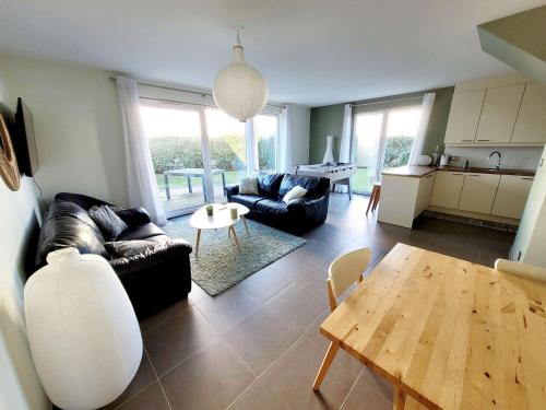 un salon avec un canapé et une table dans l'établissement Villa moderne 3 chambres avec jardin, WiFi et parking, proche plage - FR-1-675-44, à Wimereux