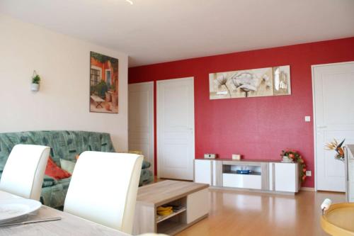 un salon avec un canapé et une table dans l'établissement Appt 3 pièces LA ROCHELLE - LR710-023, à La Rochelle