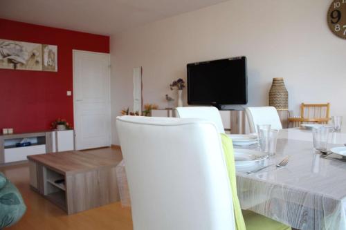 une salle à manger avec une table et des chaises blanches dans l'établissement Appt 3 pièces LA ROCHELLE - LR710-023, à La Rochelle