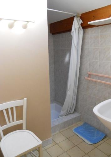 une salle de bain avec une douche, un lavabo et une baignoire dans l'établissement villa soulacaise proche du marche, à Soulac-sur-Mer