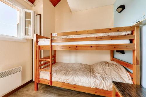 アルゾンにあるAppartement vue mer à 400m de la plage du Fogeoの二段ベッド2組付きの二段ベッド付きの部屋