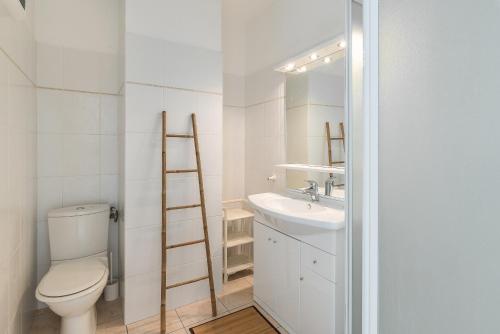 La salle de bains est pourvue de toilettes, d'un lavabo et d'une échelle. dans l'établissement Le Mas Saint Pierre, à Pietrosella