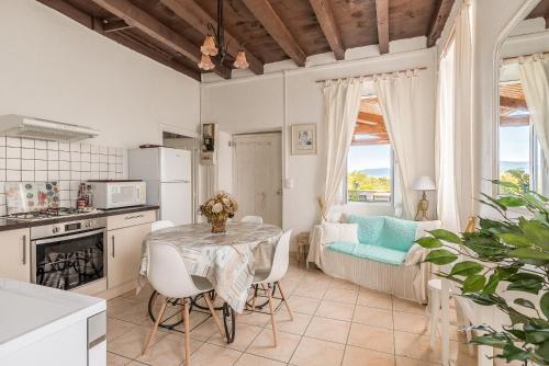 - une cuisine et une salle à manger avec une table et un canapé dans l'établissement Le Mas Saint Pierre, à Pietrosella