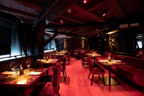 En restaurant eller et andet spisested på Eight Cortina