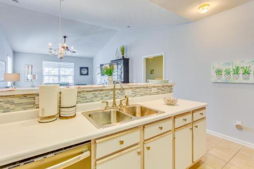 Φωτογραφία από το άλμπουμ του Golf, Swim and Explore Sunset Beach Family Condo! σε Sunset Beach