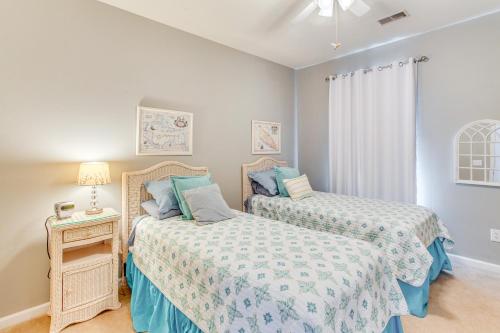 Ένα ή περισσότερα κρεβάτια σε δωμάτιο στο Golf, Swim and Explore Sunset Beach Family Condo!