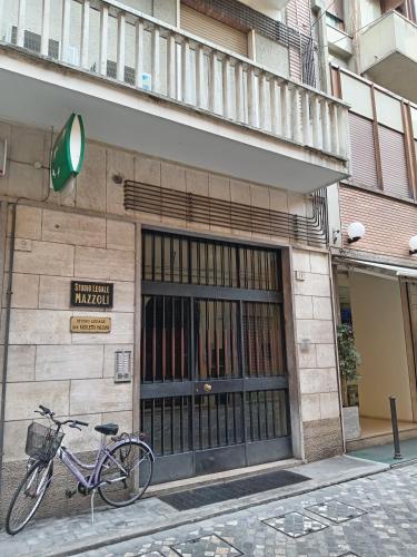 a bike parked in front of a building at Affittacamere Lusitana Alloggi 2 in Foligno