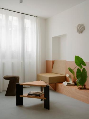 un salon avec un canapé et une table dans l'établissement Babylon Montmartre, à Paris