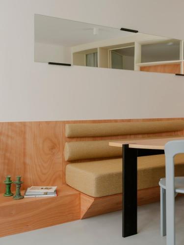 Cette chambre comprend un bureau, une table et une chaise. dans l'établissement Babylon Montmartre, à Paris