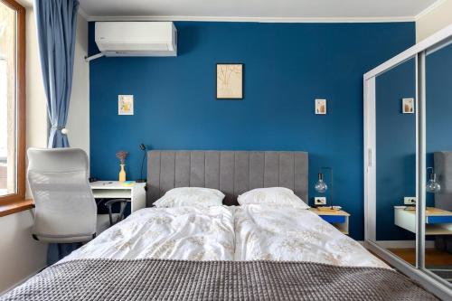 Giường trong phòng chung tại Modern 1 Bedroom by the Gondola