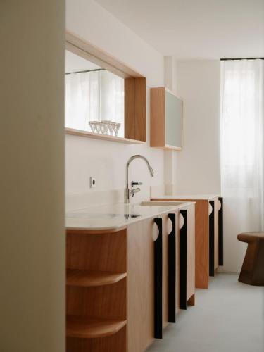 une cuisine avec un évier et un comptoir dans l'établissement Babylon Montmartre, à Paris