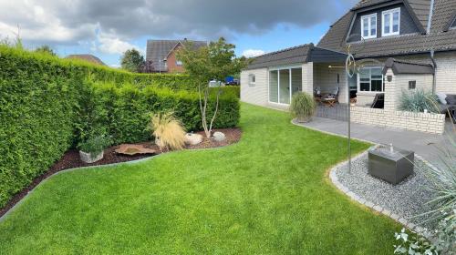 Κήπος έξω από το Ferienhaus Uggelharde mit großer Terrasse