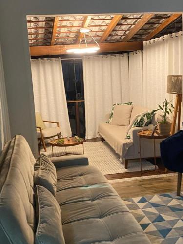 a living room with a couch and a table at Casa Bella Collina in Venda Nova do Imigrante