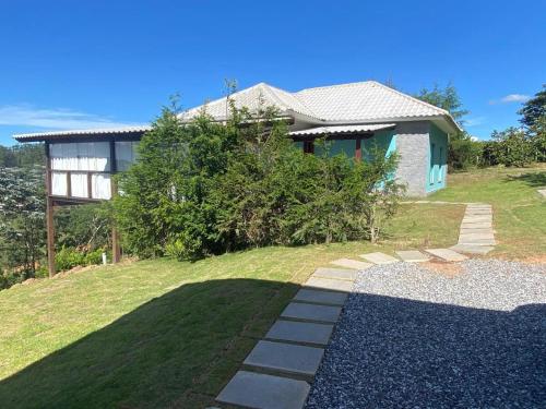 a house on top of a hill with a yard at Casa Bella Collina in Venda Nova do Imigrante