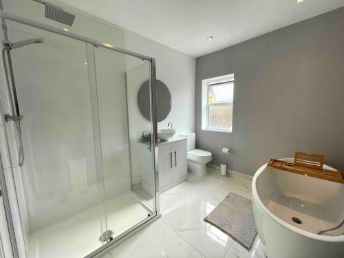 Bilik mandi di The Palms at No10 - Spacious and Family Friendly