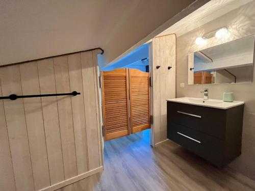 une salle de bain avec un lavabo et un miroir dans l'établissement Marine de Sant'Ambroggio, à Lumio