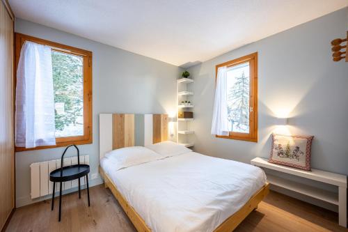 - une chambre avec un lit blanc et 2 fenêtres dans l'établissement Le Sauget- au Chalet Bellevue Domaine La Plagne Paradiski, à Mâcot La Plagne