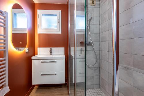 une salle de bain avec un lavabo et une douche dans l'établissement Le Sauget- au Chalet Bellevue Domaine La Plagne Paradiski, à Mâcot La Plagne