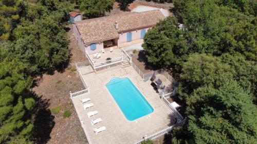 une vue aérienne d'une maison avec piscine dans l'établissement Esquiròu Varois - Maison avec piscine, à Moissac-Bellevue