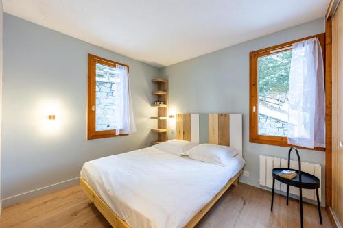 - une chambre avec un lit blanc et 2 fenêtres dans l'établissement Les Verdons - Chalet Bellevue Domaine La Plagne, à Mâcot La Plagne