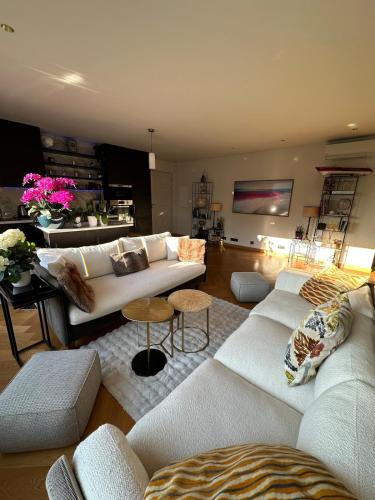 - un salon avec deux canapés blancs et une télévision dans l'établissement Beautiful apartment terrace Invalides and fireplace, à Paris