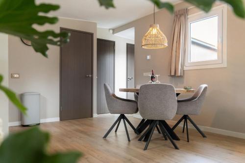 a dining room with a table and chairs at De Bospaddenstoel 4-19 in Putten
