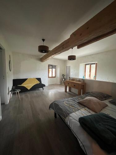 - une chambre avec 2 lits et un bureau dans l'établissement Gîte de La Baule, à Moye