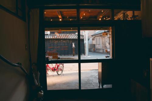 a view from a window looking out at a street at 宿たぬきのねどこ GUESTHOUSE TANUKI in Tokoname