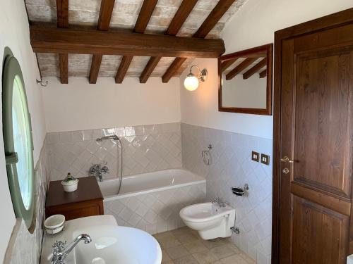 Un baño con bañera, inodoro y lavabo. en NoxRomana Beautiful Casale in Tuscia, en Capranica