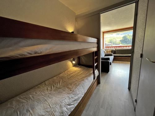 - une chambre avec 2 lits superposés et un salon dans l'établissement Alcyon A23 - Studio proche pistes, à La Clusaz