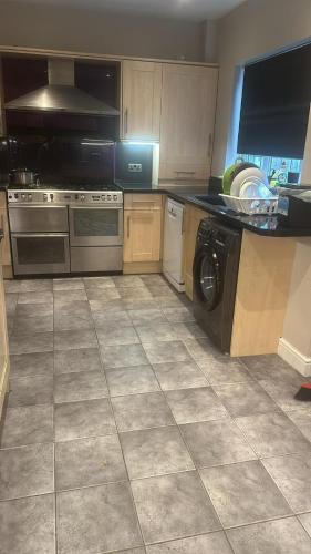 Η κουζίνα ή μικρή κουζίνα στο Cozy private room in South London