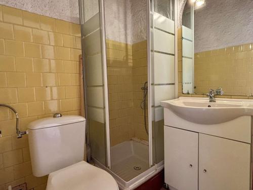 une salle de bain avec une douche, des toilettes et un lavabo dans l'établissement Studio cabine à 200m de la plage, loggia ensoleillée, quartier calme - 4 couchages - FR-1-225-214, à Argelès-sur-Mer