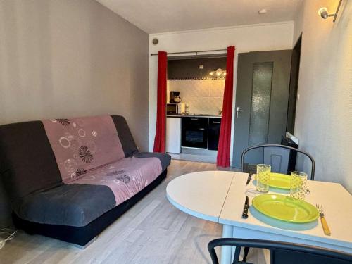 un salon avec un canapé et une table dans l'établissement Studio cosy à 300m de la plage avec balcon, TV et proche commodités à Argelès-sur-Mer - FR-1-225-235, à Argelès-sur-Mer