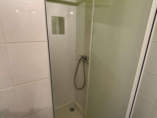 une salle de bain avec une douche avec une porte vitrée dans l'établissement Studio cosy à 300m de la plage avec balcon, TV et proche commodités à Argelès-sur-Mer - FR-1-225-235, à Argelès-sur-Mer