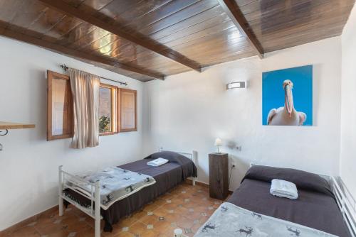 a bedroom with two beds in a room at Vivienda Vacacional Folillo in La Aldea de San Nicolas