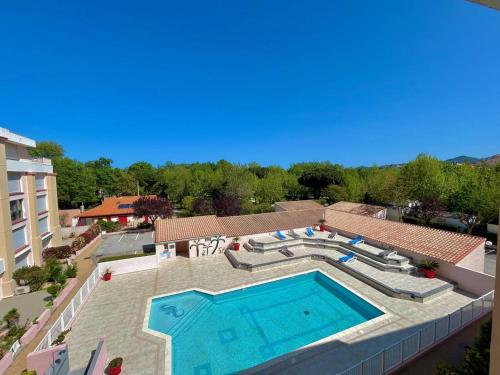 - une vue sur la piscine située dans un bâtiment dans l'établissement Appartement T2 Lumineux avec Parking Privé et Piscine près de la Plage - FR-1-388-223, à Argelès-sur-Mer