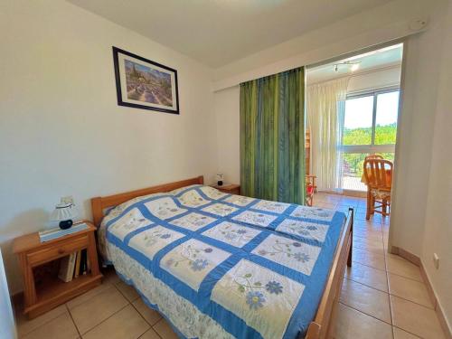 une chambre avec un lit, une table et une fenêtre dans l'établissement Appartement T2 Lumineux avec Parking Privé et Piscine près de la Plage - FR-1-388-223, à Argelès-sur-Mer
