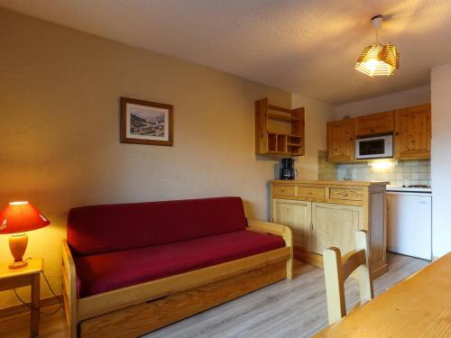 un salon avec un canapé rouge dans une cuisine dans l'établissement Studio 4 pers, animaux admis, au pied des pistes - FR-1-811-10, à Les Deux Alpes