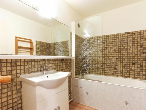 une salle de bain avec un lavabo et une baignoire dans l'établissement Studio 4 pers, animaux admis, au pied des pistes - FR-1-811-10, à Les Deux Alpes