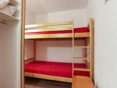 une petite pièce avec deux lits superposés dans l'établissement Studio 4 pers, animaux admis, au pied des pistes - FR-1-811-10, à Les Deux Alpes