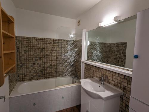 une salle de bain avec un lavabo et une baignoire dans l'établissement Studio Pied de Piste au Centre + Animaux admis - FR-1-811-12, à Les Deux Alpes