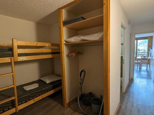 Cette chambre comprend 2 lits superposés et un couloir. dans l'établissement Studio familial, au pied des pistes, animaux admis - FR-1-811-15, à Les Deux Alpes